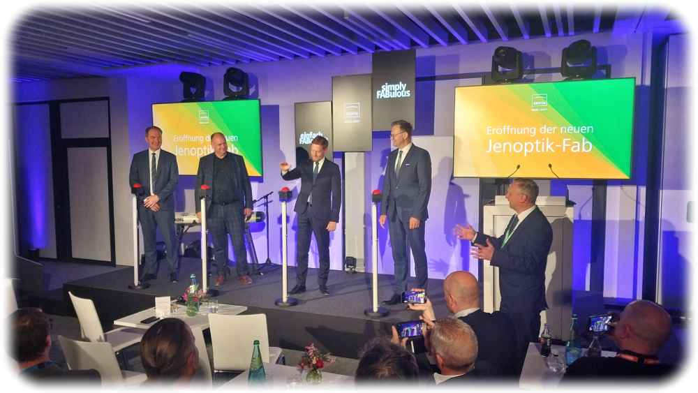 Ministerpräsident Michael Kretschmer (Mitte) durfte als erster auf den symbolischen roten Knopf für die neue Jenoptik-Fabrik drücken. Rechts von ihm steht Jenoptik-Chef Stefan Traeger, auf der anderen Seite Jenoptik-Vorstand Ralf Kuschnereit (links) und Dresdens Oberbürgermeister Dirk Hilbert. Foto: Heiko Weckbrodt