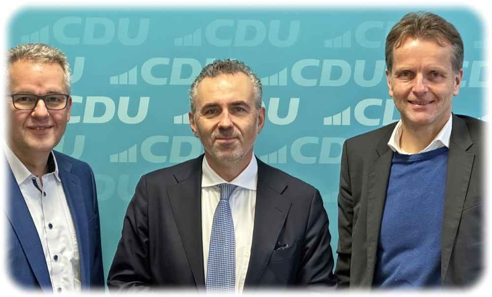 Die AiF-Vorstände Jens Jerzembeck (links) und Thomas Reiche umringen den CDU-Forschungspolitiker Thomas Jarzombek. Foto: AiF