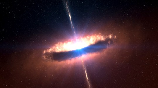 Künstlerische Darstellung der Geburt eines Sternes: Vertikale, helle Jets werden aus dem Zentrum der Gaswolke ausgestoßen, die ein massiver Baby-Stern um sich angesammelt hat. Visualisierung: ESO/L. Calada