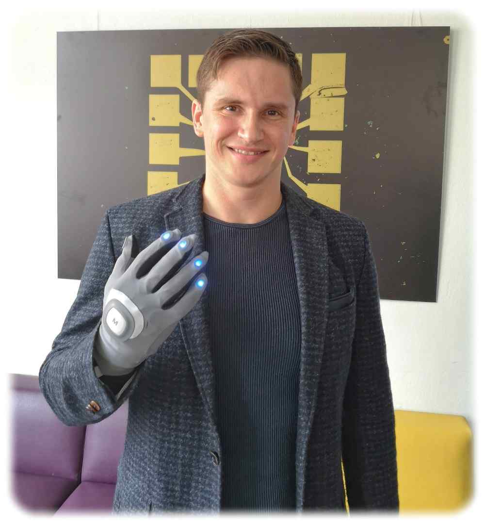 Ievgenii Tsokalo von Mimetik Dresden zeigt seinen Sensor-Handschuh. Foto: Heiko Weckbrodt