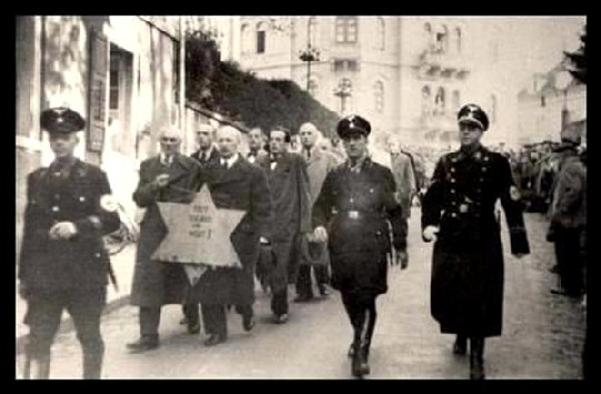 Juden werden während der sogenannten "Reichskristallnacht" gewzingen, mit dem gelben Stern zu marschieren. Die meisten Deutschen schauten aus Indifferenz bei diesem Terror weg. Foto: unbekannt, Wikipedia, gemeinfrei