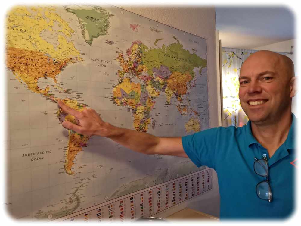Der schwedisch-sächsische Halbleiterexperte und Chemiker Jonas Sundqvist reist mit seiner Familie gern und oft. Auf seiner persönlichen Weltkarte zeigt er, wo er besonders gern ist. Foto: Heiko Weckbrodt