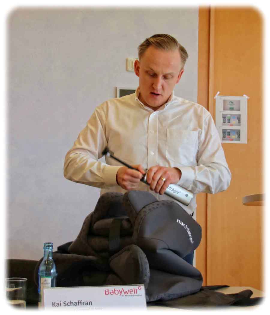 Kai Schaffran, Chef der Zwergperten GmbH, führt einen aufblasbaren Autositz für Kleinkinder vor.