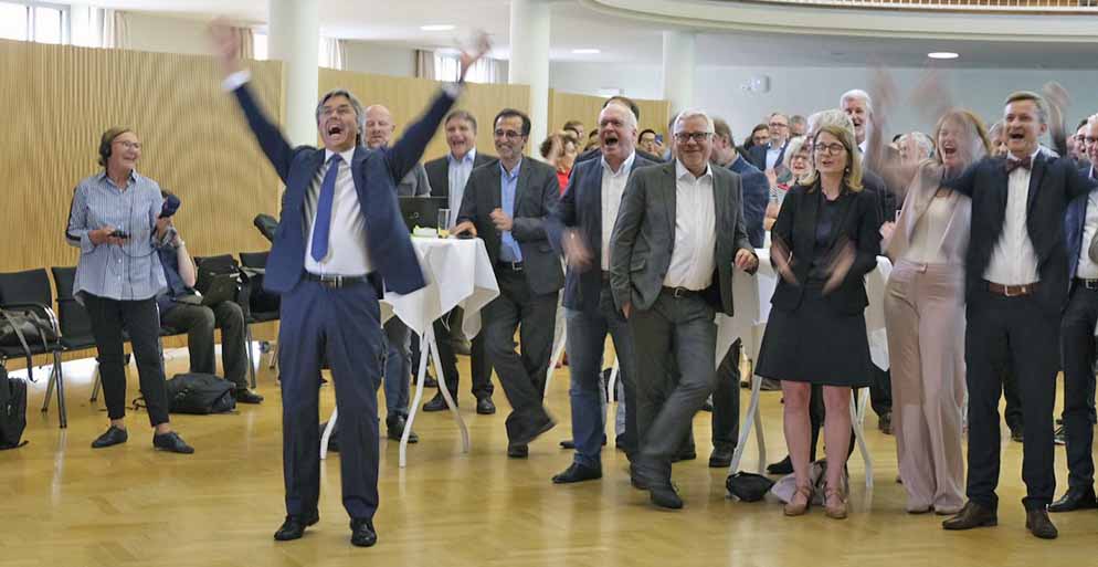 TU-Rektor Prof. Hans Müller-Steinhagen (2.v.l.) und viele andere freuen sich über den Exzellenz-Zuschlag. Foto: Sven Geise für die TUD
