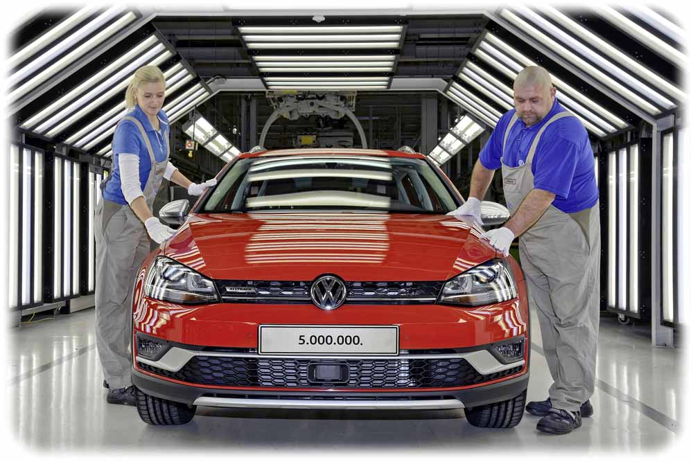 Susann Hirschberg und Marcel Kowallik bei der Entkontrolle am 5.000.000sten Volkswagen aus Sachsen im Werk Zwickau. Foto: Volkswagen