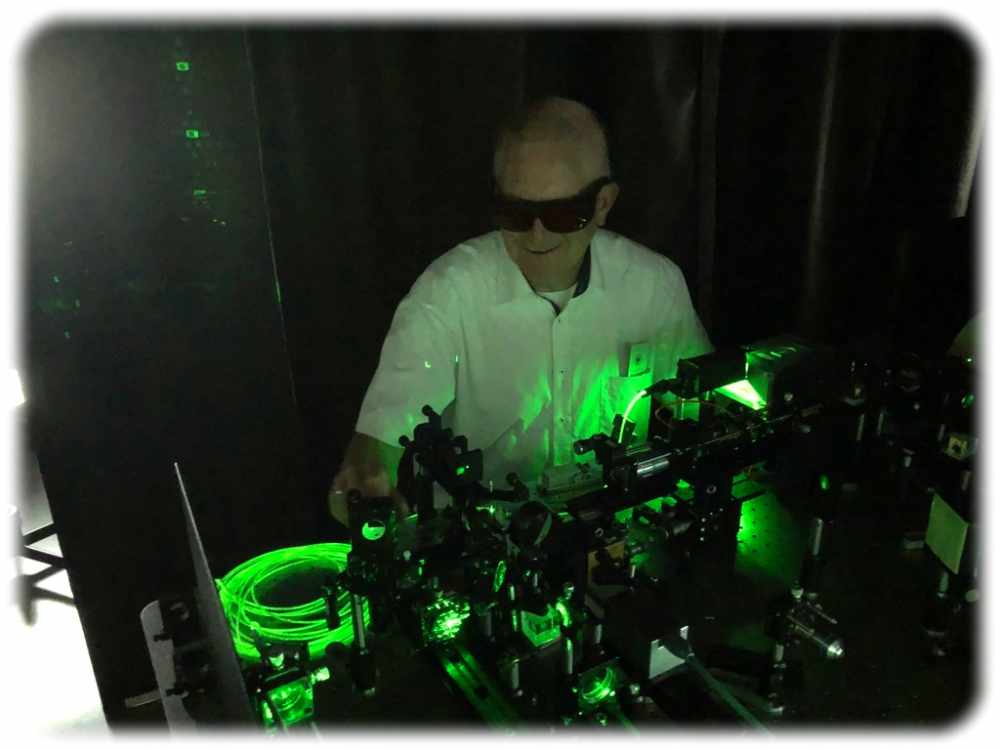 Jürgen Czarske bei einem Experiment. Foto: TUD
