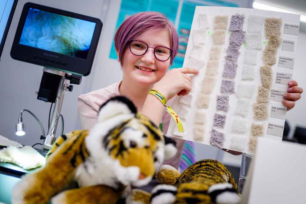 Hannah Neubert von der Freie Waldorfschule Dresden gewann in der Junior-Disziplin "Physik" mit ihrer Untersuchung; "Die Physik des Kuschelns: Warum bleibt mein Plüschtier nicht weich?“ Foto: André Wirsig für Sachsenenergie