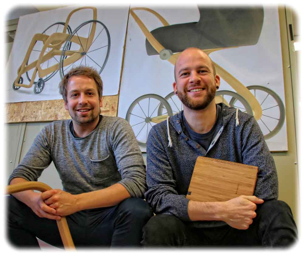 Yves Mattern (links) und Philipp Strobel (mit Holzbuch, rechts) sind die Chefs der Holz-Leichtbaufirmen Lignoa (in Gründung) und Jungholz aus Dresden. Sie wollen mit ihren Holztechnologien Kinderagen, Rollstühle und Autos bauen. Foto: Heiko Weckbrodt
