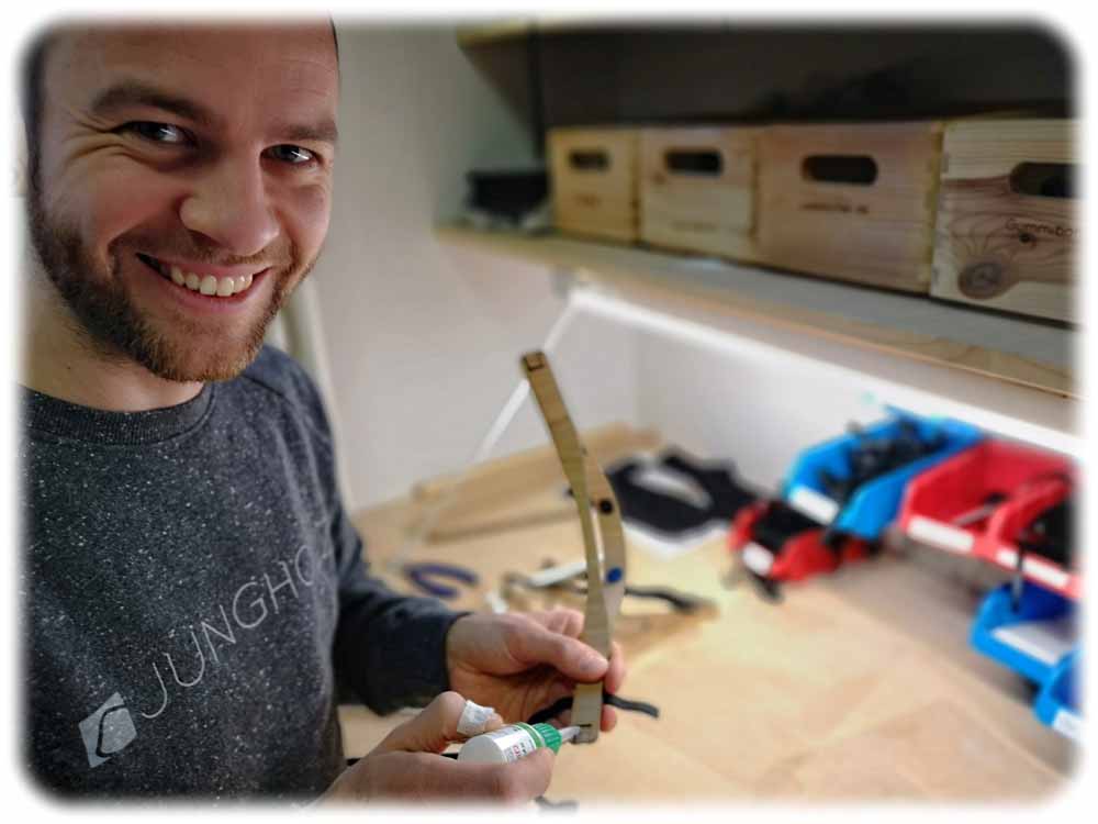 Philipp Strobel hat aus Holz, Folie und Nieten aus dem 3D-Drucker ein Schutzvisier für Ärzte und Krankenschwestern entworfen. Gleich darauf bekam er den ersten Serien-Auftrag.Foto: Heiko Weckbrodt