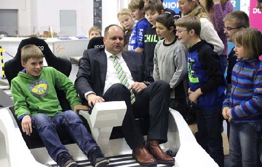 Wirtschaftsbürgermeister Dirk Hilbert hatte sichtlich Spaß daran, mit den Kindern durch die Testhalle zu schweben. Foto: Heiko Weckbrodt