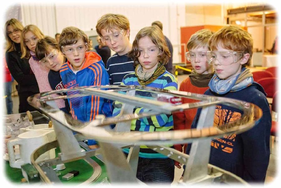 Angehende Juniordoktoren inspizieren Modellbahnen, die durch Supraleit-Magneten schweben können. Foto: Netzwerk Dresden – Stadt der Wissenschaften