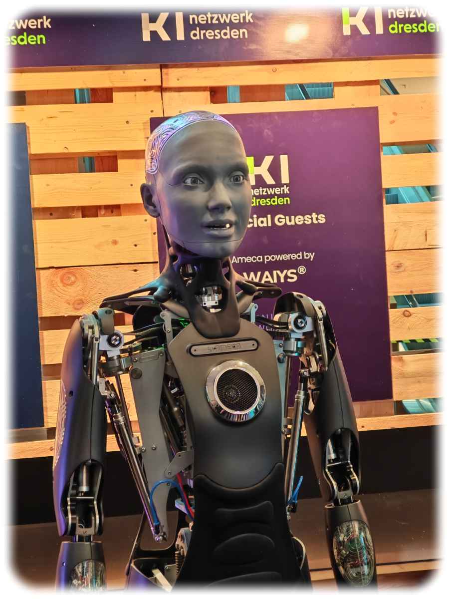 Sprechende und interagierende Roboter-Frau auf der KI-Konferenz „Brains on Silicon“ in Dresden. Foto: Heiko Weckbrodt