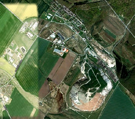 Satelliten-Aufnahme des heute stillgelegten Kali-Bergwerks Roßleben (nördlicher Teil) und der Abraumhalden (östlicher und südlicher Teil). Abb.: Google Earth