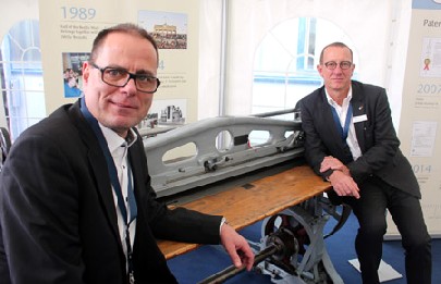 Steffen Pieper (l.) und Marcus Tralau sind die Geschäftsführer von Kama Dresden und zeigen hier eine Pappenbiege-Maschine des Kama-Vorgängers SCAMAG aus dem Jahr 1933.  Foto: Heiko Weckbrodt