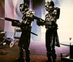 Ein Kampf auch für den Kamera-Mann: Die Zylonen-Schauspieler steckten in metallisierten Plaste-Rüstungen, die stets die Gefahr bargen, dass man die Kamera gespiegelt sah. Foto: Koch Media