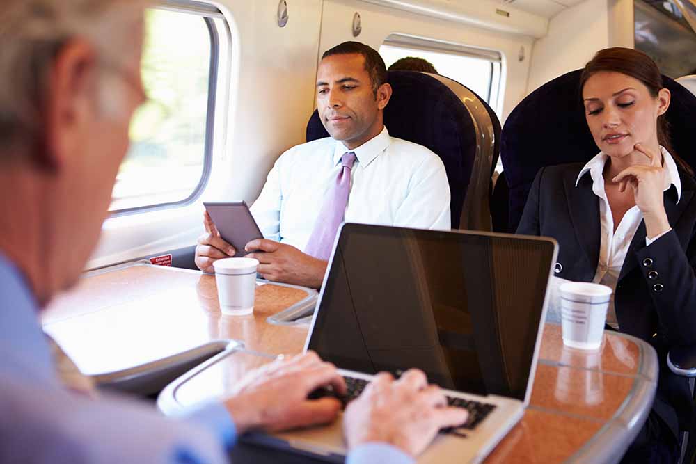 Geschäftsreisende geben zuviel Geheimnisse leichtfertig bei Zugfahrten preis. Foto: Shutterstock, Kaspersky