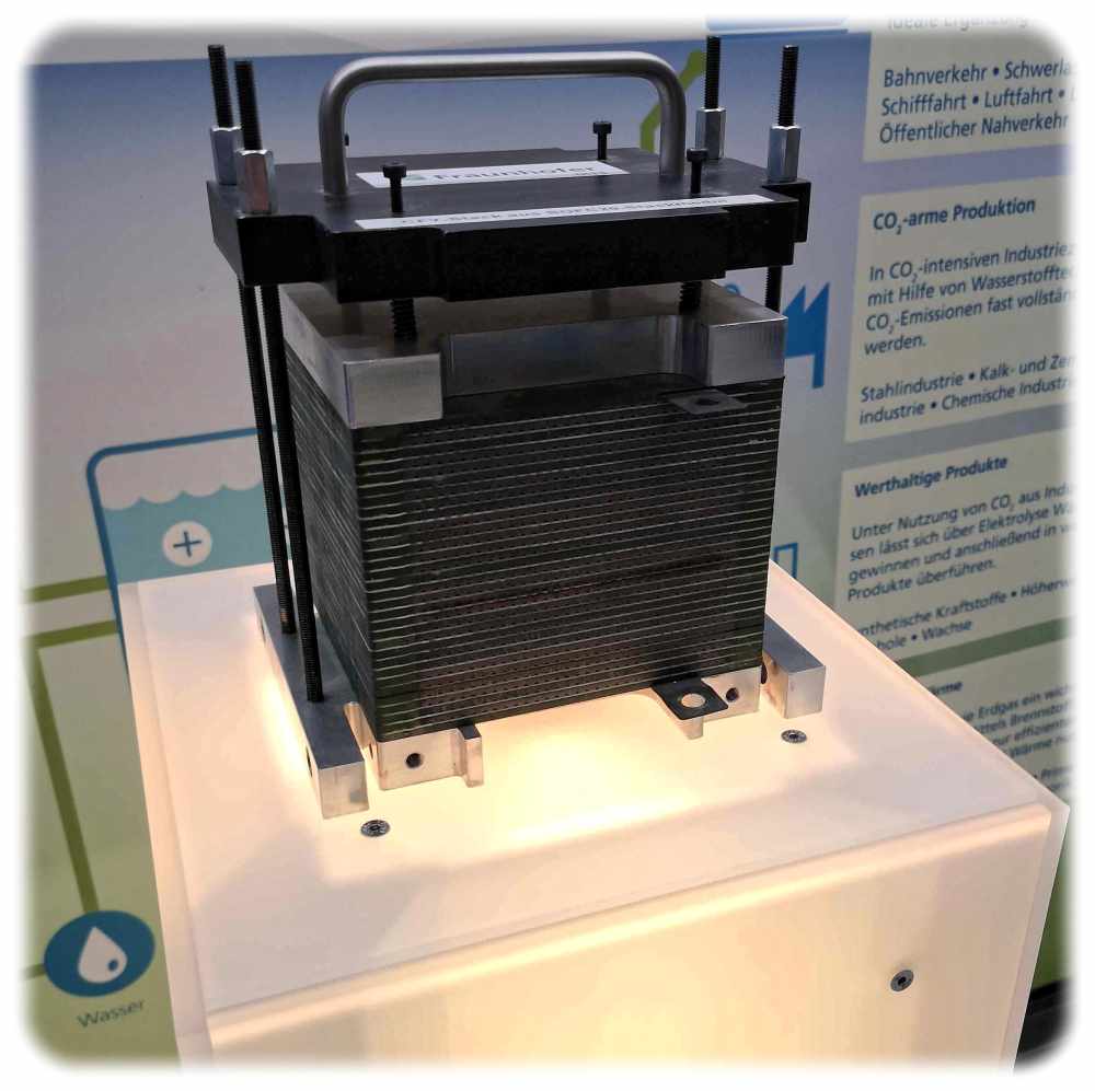 Keramischer Plattenstapel ("Stack") aus dem Fraunhofer-IKTS, der als Herzstück für Brennstoffzellen und Elektrolyseure dienen kann. Foto: Heiko Weckbrodt