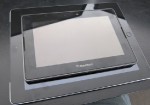 Das Kindle-Tablet ähnelt angeblich einem Blackberry PlayBook - hier zum Vergleich auf ein iPad gelegt. Abb.: Techcrunch