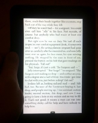 Eine Leselampe braucht man nicht mehr, wenn man mit einem Tablet eBücher liest - hier das Kindle Fire HD mit "Aldiko"-App, die dem Kindle das ePub-Buchformat beibringt. Foto: hw