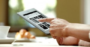 Mit Fingersteuerung: Der "Kindle Touch" wird nicht über Knöpfe, sondern die von Tablets bekannten Wisch- und Zoom-Gesten gesteuert. Abb.: Amazon