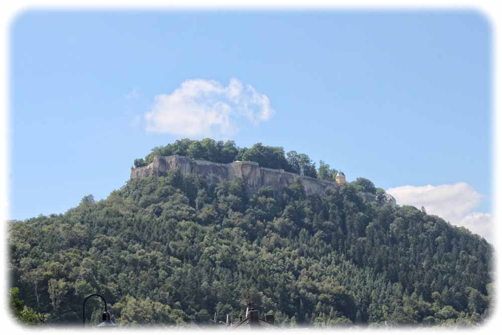 Blick auf die Festung Königstein. irgendwo da oben, hoch über dem Elbtal, wird das Seil zwischen den Felsen gespannt. Foto: Peter Weckbrodt