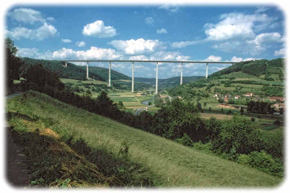 Behutsam saniert und nun prämiert: Die Autobahnbrücke über das Kochertal. Foto: Deutscher Brückenbaupreis