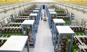 Die Kondensatorbank im Dresdner Hochfeldlabor jagt auf einen Schlag 50 Megajoule Energie durch die Spulen. Abb.: HZDR