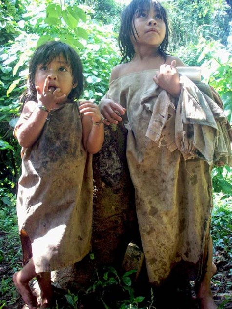Jungen und Mädchen der Kogi-Indiander sind kaum zu unterscheiden für Außenstehende. Mädchen tragen Schmuck um Hals oder Handgelenke (links) und Jungen bekommen im Alter von 12 Jahren eine Kette mit einem Lederbeutel. Foto: Johanna Kelch