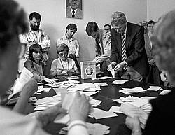 Auszählung der Stimmen im Mai 1989. Foto: Bundesarchiv