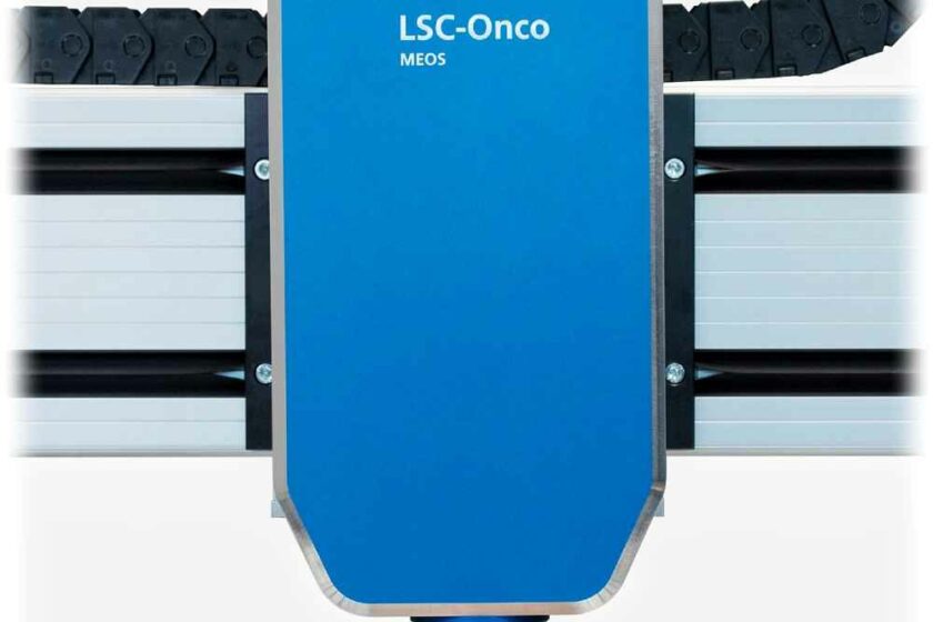 Das Laser-Scanning-Mikroskop des Projekts LSC-Onco ist durch den Einsatz von MEMS-Technik so klein und kompakt, dass es auch im Operationssaal direkt an der Patientin oder am Patienten eingesetzt werden kann. Foto: Fraunhofer-IPMS