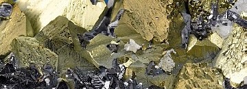 Kristallaggregat von Kupferkies, Bleiglanz, Zinkblende und Kalkspat; enthält u.a. Indium, Germanium und Silber. Foto: Jürgen Jeibmann