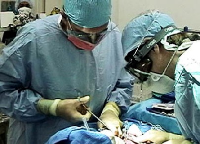 Chirurgen der "Alcor Life Extension Foundation" bereiten einen Patienten für die Biostase vor. Die Technik ist umstritten. Foto: Alcor