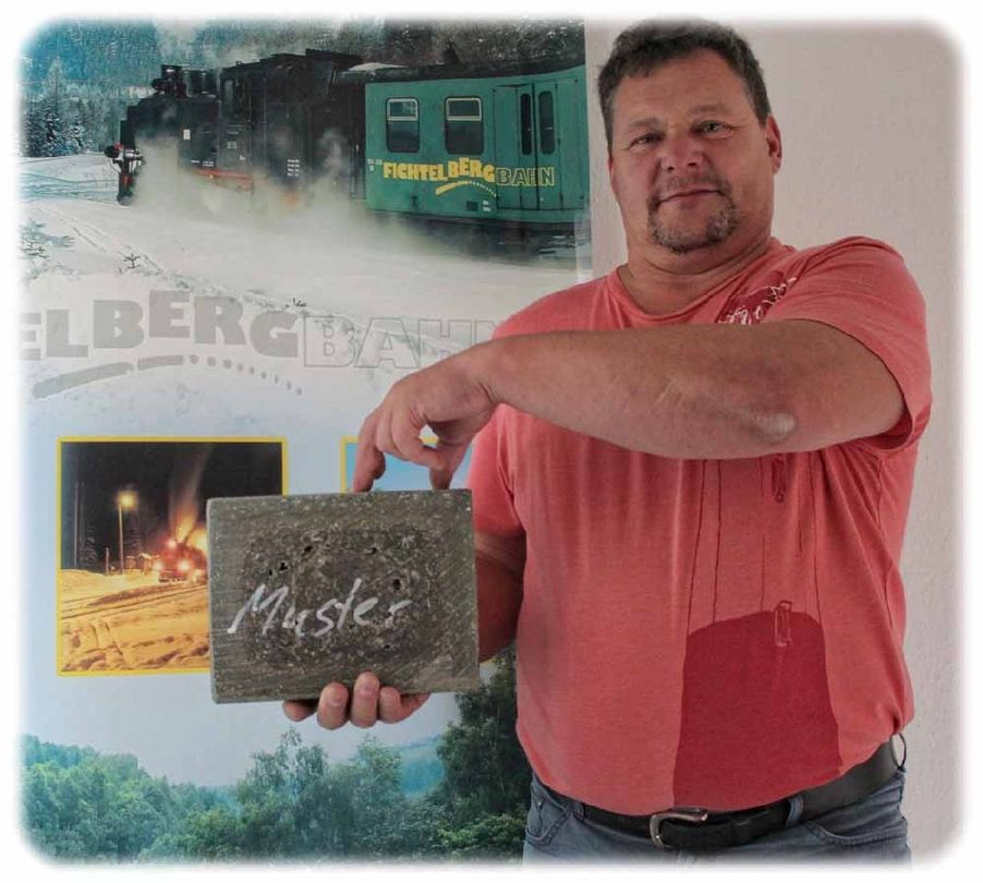 Mirko Froß von der Sächsichen Dampfeisenbahngesellschaft zeigt an einem Kunststoffschwellen-Muster, wo die Schiene befesigt wird. Foto: Peter Weckbrodt