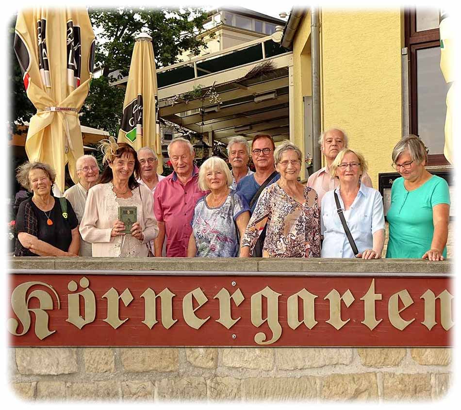 Zum Abschluss der „Dresdner Literatouren“ 2019 trafen sich Literaturfreunde aus der Landeshauptstadt im „Körnergarten“. Foto: Jürgen Münster