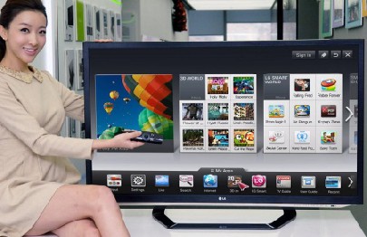 Da freut sich das LG-Werbemädchen: Der Fernseher ist vollgestopft mit Apps. Ob der Endkonsument das auch so sieht, bleibt abzuwarten. Abb.: LG