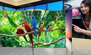 Der neue 55"-OLED-Fernseher von LG ist auf der CES stark umlagert.- Abb.: LG