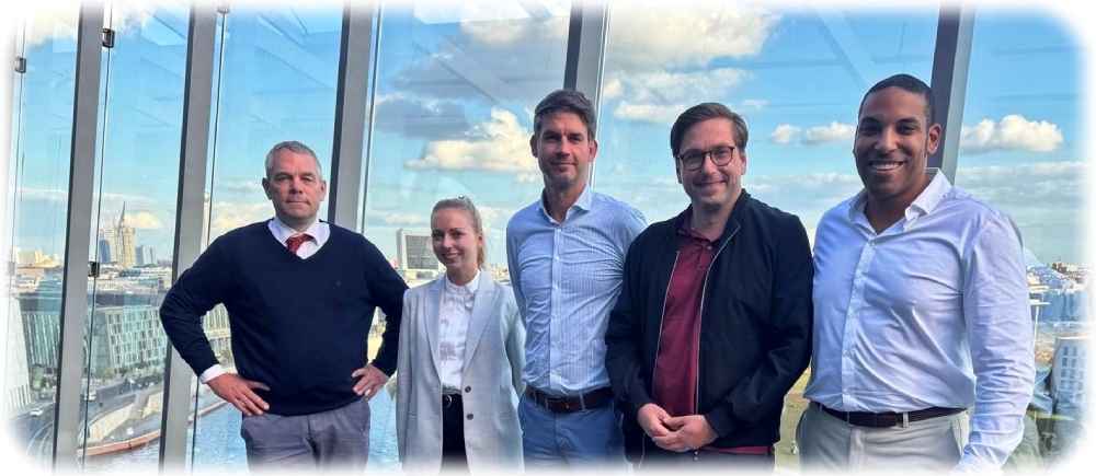 Friedemann Stier vom TGFS (links), Sarah Schäfer von der MBG sowie Berater Simon Großmann (rchts) freuen sich mit den LMS-Gründern Mario Orgis und Christoph Gulich. Foto: TGFS