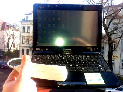 Notebook mit angeschlossenem LTE-Stick der Telekom. Foto: hw