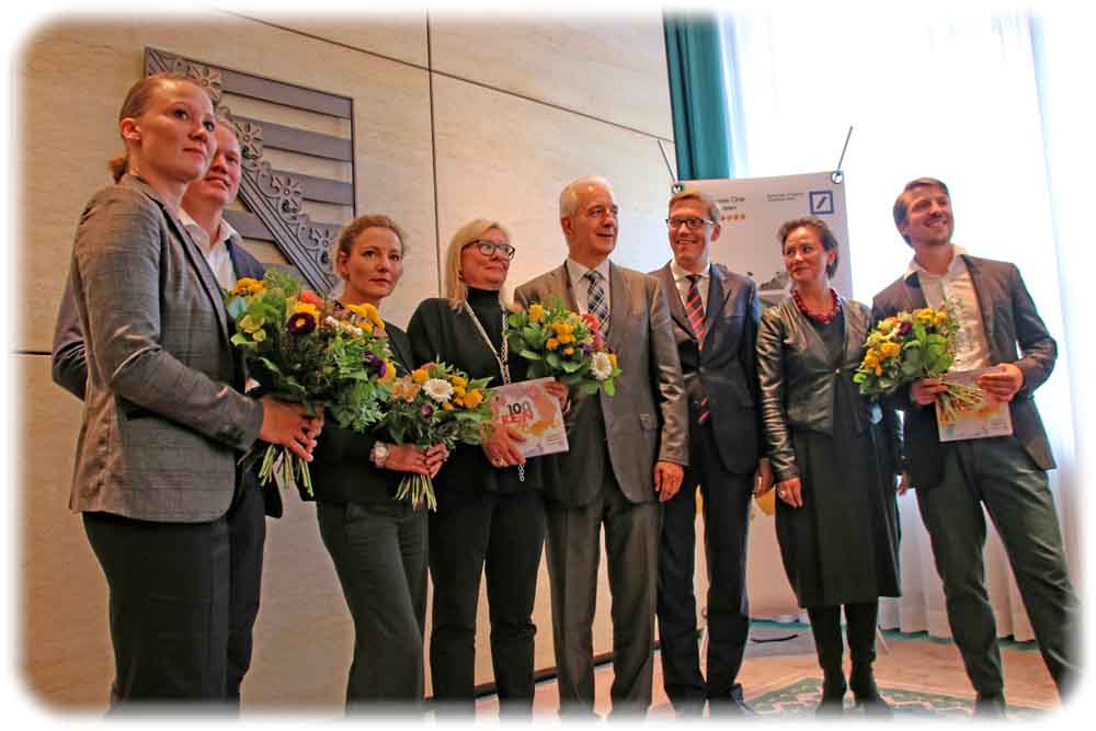 Der sächsische Ministerpräsident Stanislaw Tillich (Mitte) mit den Preisträgern des Wettbewerbs "Deutschland - Land der Ideen". Foto: Heiko Weckbrodt
