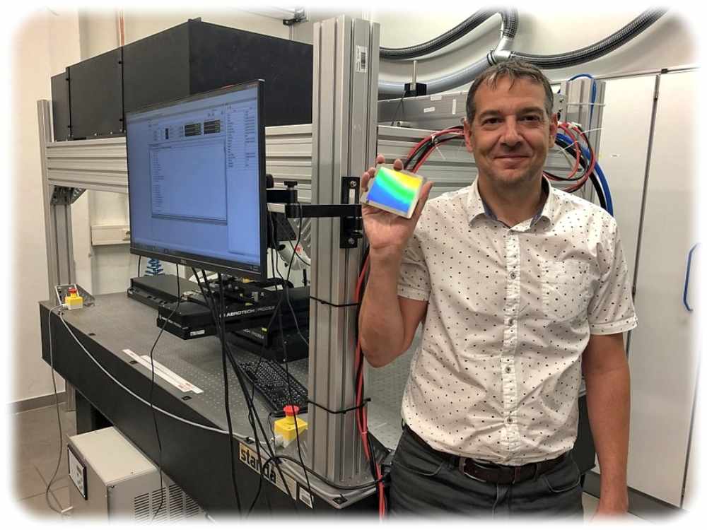 Prof. Andrés Fabián Lasagni von der TU Dresden zeigt ein mit Laser-Interferenzmustern veredeltes Metallbauteil. Foto: privat, via TUD-Pressemitteilung