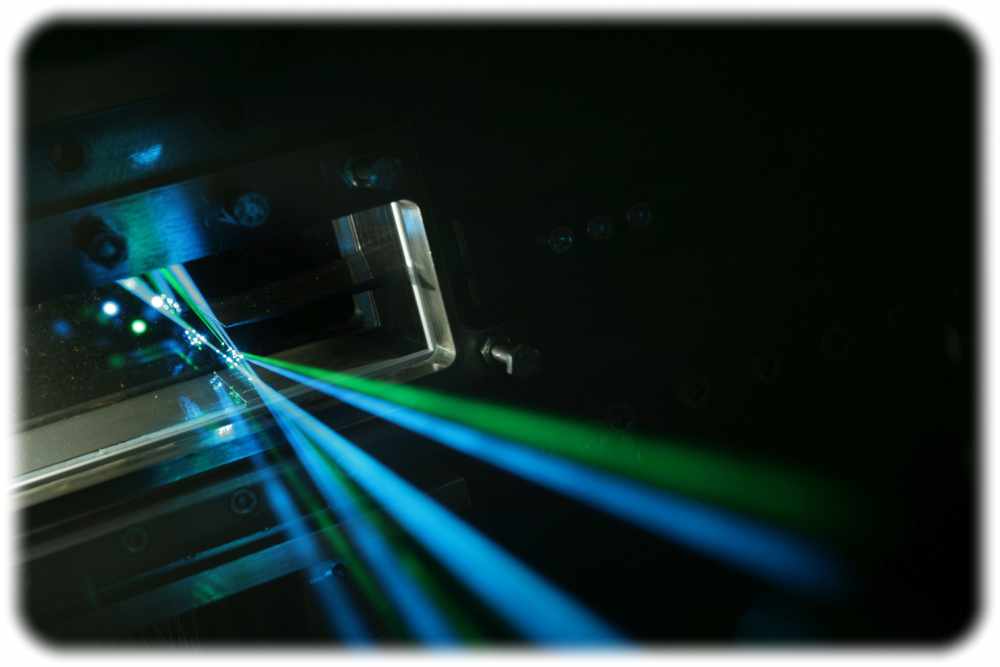 Daten lassen sich auch per Laser übertragen, sicherheitskritische Systeme müssen deshalb auch optisch gut geschützt sein. Foto: Andrea Fabry für das KIT