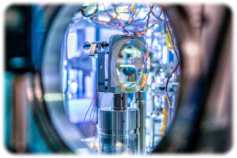 In einer kleinen Plasmakammer wollen HZDR-Forscher schwere Elementarteilchen (Hadronen wie zum Beispiel Protonen) auf Lichtgeschwindigkeit beschleunigen. Foto: André Wirsig