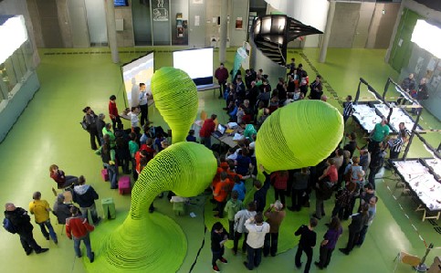 Blick ins Atrium der Dresdner TU-Informatiker, in dem der Legowettbewerb ausgetragen wurde. Foto: Heiko Weckbrodt