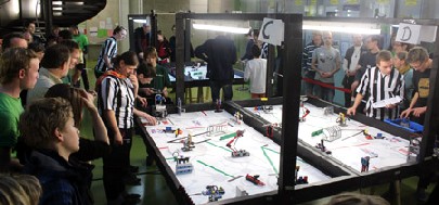 Die Teams mussten an mehreren Tischen mit vorgegeben Szenarie mit ihren Robots antreten. Foto: Heiko Weckbrodt