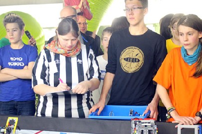 Gucken ihrem Roboter gespannt zu: das Team vom Dresdner Curie-Gymnasium (rechts Clara Scheffler). Foto: Heiko Weckbrodt
