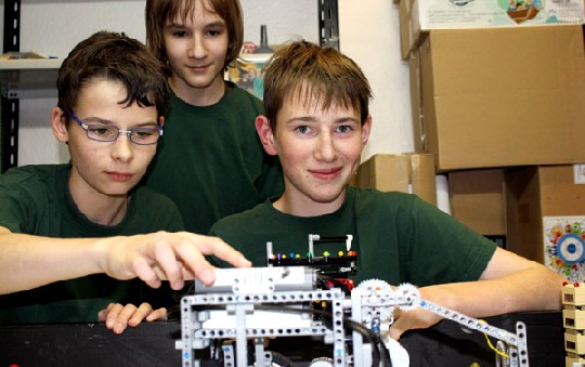 Justus Kullmann, Jordan und Maximilian Kotz (von links) bereiten im Dresdner Jugendhaus "Insel" ihren Roboter auf den Lego-Wettbewerb vor. Foto: Heiko Weckbrodt