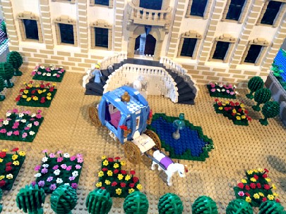 Das Lego-Aschenputtel rennt zu ihrer Kutsche. Foto: Heiko Weckbrodt