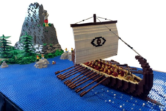 Odysseus' Schiff wird vom Zyklopen und den Lego-Sirenen in die Zange genommen. Foto: Heiko Weckbrodt