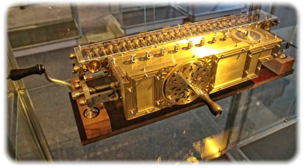 Der Mathematikprofessor und Computer-Konstrukteur Nikolas J. Lehmann von der TU Dresden baute 2001 die Leibniz-Rechenmaschine von 1670 nach. Heute ist dieses Kleinod in den Technischen Sammlungen Dresden ausgestellt. Foto: Heiko Weckbrodt