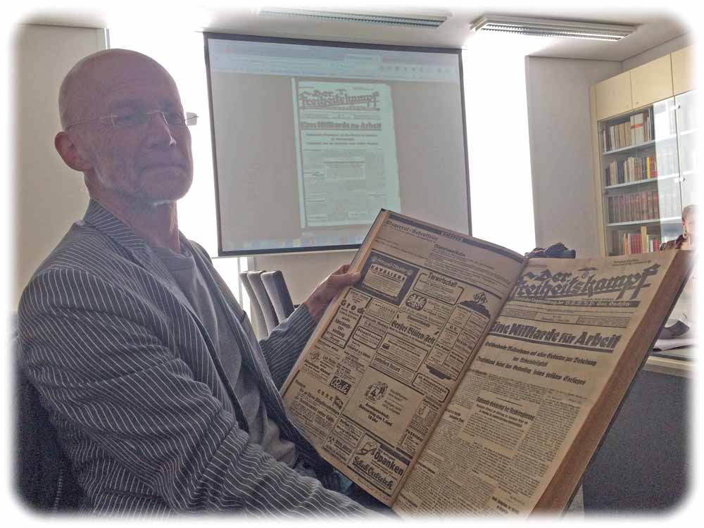 Dr. Thomas Widera vom HAIT mit einer Originalausgabe vom "Freiheitskampf". Foto. Heiko Weckbrodt